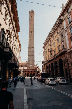 BOLOGNA, İtalya - 30 EYLÜL 2019: Torre Garisenda ve Torre Degli Asinelli 'nin Torri' deki kuleleri. Anlamı İki Kule