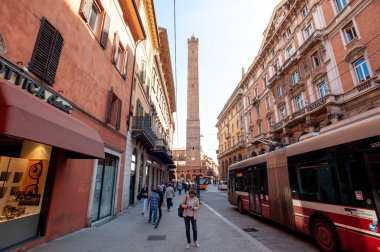 BOLOGNA, İtalya - 30 EYLÜL 2019: Torre Garisenda ve Torre Degli Asinelli 'nin Torri' deki kuleleri. Anlamı İki Kule