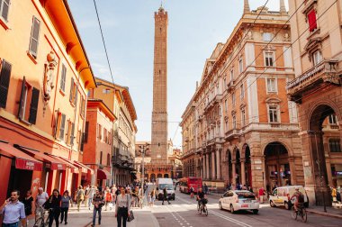 BOLOGNA, İtalya - 30 EYLÜL 2019: Torre Garisenda ve Torre Degli Asinelli 'nin Torri' deki kuleleri. Anlamı İki Kule