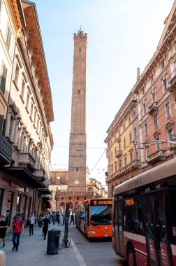 BOLOGNA, İtalya - 30 EYLÜL 2019: Torre Garisenda ve Torre Degli Asinelli 'nin Torri' deki kuleleri. Anlamı İki Kule