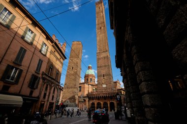 BOLOGNA, İtalya - 30 EYLÜL 2019: Torre Garisenda ve Torre Degli Asinelli 'nin Torri' deki kuleleri. Anlamı İki Kule