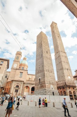 BOLOGNA, İtalya - 30 EYLÜL 2019: Torre Garisenda ve Torre Degli Asinelli 'nin Torri' deki kuleleri. Anlamı İki Kule