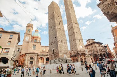 BOLOGNA, İtalya - 30 EYLÜL 2019: Torre Garisenda ve Torre Degli Asinelli 'nin Torri' deki kuleleri. Anlamı İki Kule