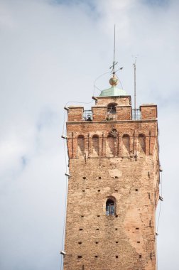 BOLOGNA, İtalya - 30 EYLÜL 2019: Torre Garisenda ve Torre Degli Asinelli 'nin Torri' deki kuleleri. Anlamı İki Kule