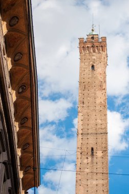 BOLOGNA, İtalya - 30 EYLÜL 2019: Torre Garisenda ve Torre Degli Asinelli 'nin Torri' deki kuleleri. Anlamı İki Kule