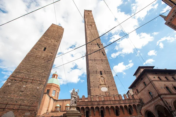 BOLOGNA, İtalya - 30 EYLÜL 2019: Torre Garisenda ve Torre Degli Asinelli 'nin Torri' deki kuleleri. Anlamı İki Kule