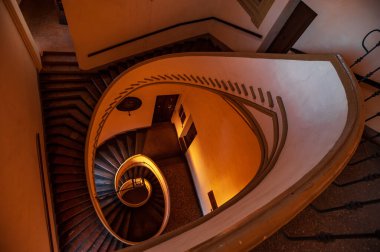 Tahta spiral merdiven manzarası. Eski bir binada soyut bir detay.,