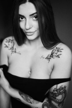 Dövmeli, hevesli, güzel bir kadının dikey portresi. Moda konsepti