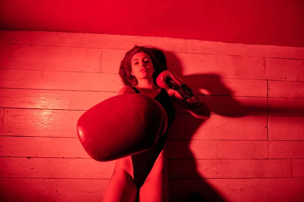 Gyönyörű Piros Bokszkesztyűvel Tornaterem Padlóján Erő Motiváció Boksz Fitness Stílus — Stock Fotó