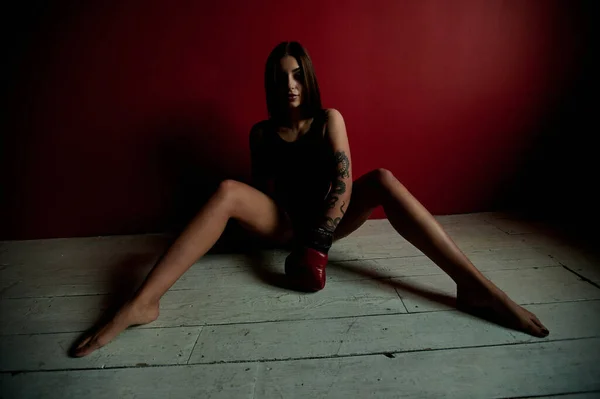 Kırmızı Boks Eldivenli Güzel Bir Kadın Arkasına Bakıyor Yerde Oturuyor — Stok fotoğraf