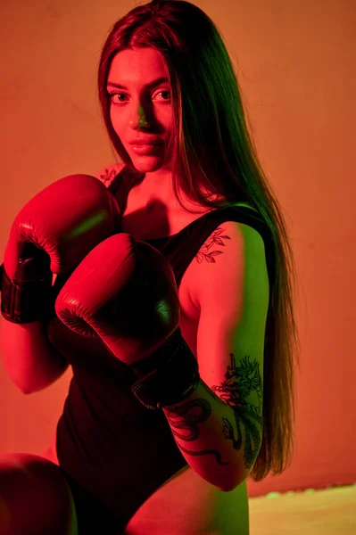 Красива Жінка Червоними Боксерськими Рукавичками Озираючись Назад Сидячи Підлозі Сила — стокове фото