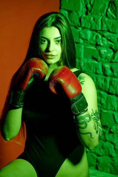 漂亮的女人 戴着红色拳击手套 回头看 坐在地板上 力量和动机 拳击和健身风格 — 图库照片