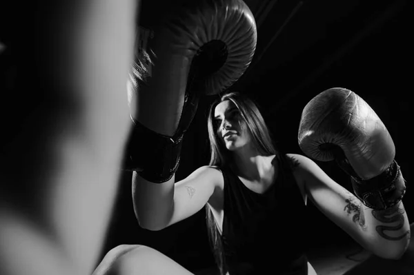 Retrato Preto Branco Mulher Bonita Com Luvas Boxe Força Motivação — Fotografia de Stock