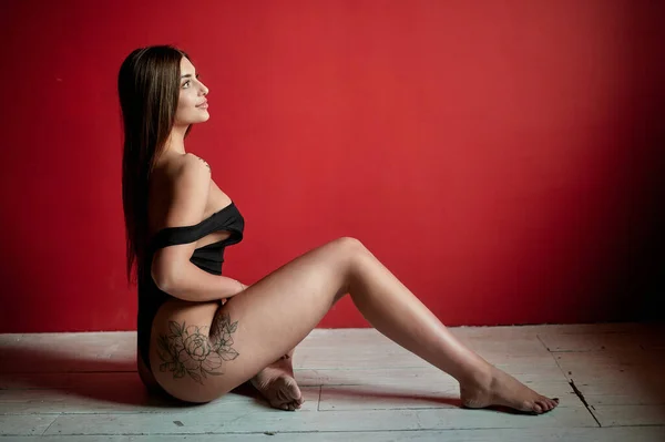 Portrait Tattoo Woman Wearing Black Bodysuit Sitting Studio Floor Fashion — Stock Photo, Image