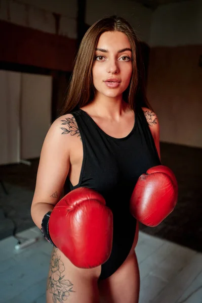 戴着红色拳击手套的漂亮女人力量和动机 拳击和健身风格 — 图库照片