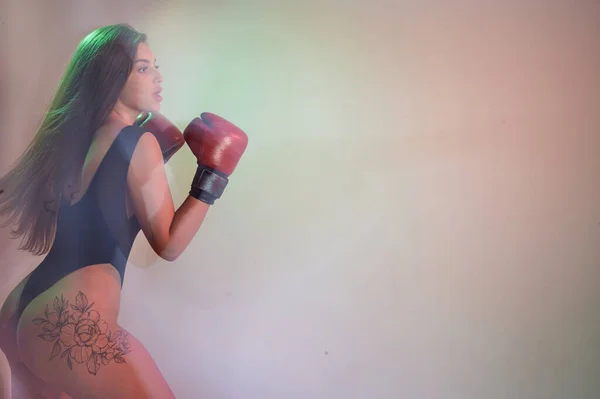Vacker Kvinna Med Röda Boxningshandskar Styrka Och Motivation Boxning Och — Stockfoto
