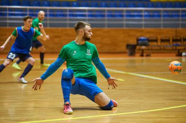 KHARKIV, UKRAINE - 24 Ocak 2021 Ukrayna ExtraLeague Viva Cup Monolit Donbass Energo Trading 'e karşı futsal maçı