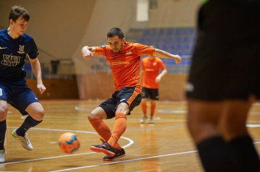 KHARKIV, UKRAINE - 24 Ocak 2021 Ukrayna ExtraLeague Viva Cup Monolit Donbass Energo Trading 'e karşı futsal maçı