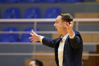 KHARKIV, UKRAINE - 31 Ocak 2021: Renatas Kurilionokas Ukrayna Süper Ligi BC Mykolayiv basketbol maçı sırasında Sokoly 'nin baş antrenörü