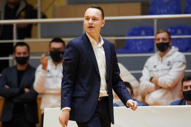 KHARKIV, UKRAINE - 31 Ocak 2021: Renatas Kurilionokas Ukrayna Süper Ligi BC Mykolayiv basketbol maçı sırasında Sokoly 'nin baş antrenörü