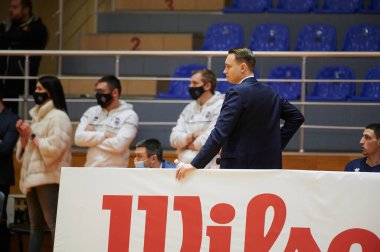 KHARKIV, UKRAINE - 31 Ocak 2021: Renatas Kurilionokas Ukrayna Süper Ligi BC Mykolayiv basketbol maçı sırasında Sokoly 'nin baş antrenörü