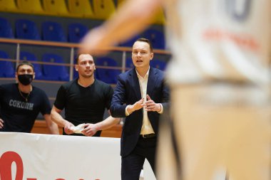 KHARKIV, UKRAINE - 31 Ocak 2021: Renatas Kurilionokas Ukrayna Süper Ligi BC Mykolayiv basketbol maçı sırasında Sokoly 'nin baş antrenörü