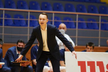 KHARKIV, UKRAINE - 31 Ocak 2021: Renatas Kurilionokas Ukrayna Süper Ligi BC Mykolayiv basketbol maçı sırasında Sokoly 'nin baş antrenörü
