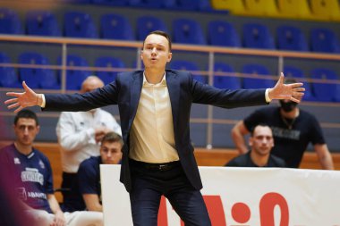 KHARKIV, UKRAINE - 31 Ocak 2021: Renatas Kurilionokas Ukrayna Süper Ligi BC Mykolayiv basketbol maçı sırasında Sokoly 'nin baş antrenörü
