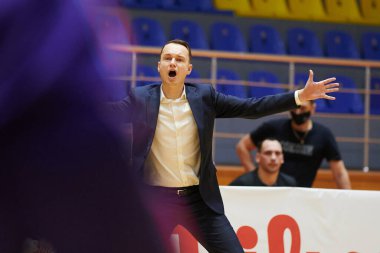 KHARKIV, UKRAINE - 31 Ocak 2021: Renatas Kurilionokas Ukrayna Süper Ligi BC Mykolayiv basketbol maçı sırasında Sokoly 'nin baş antrenörü