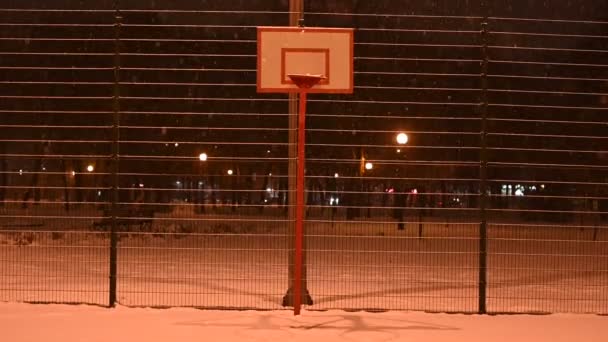 Баскетбольное Кольцо Снежная Ночь Медленное Движение — стоковое видео