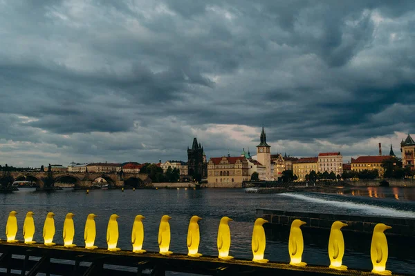 Prague Czeska Republika Wrzesień 2015 Żółte Pingwiny Parku Kampa Wełtawie — Zdjęcie stockowe