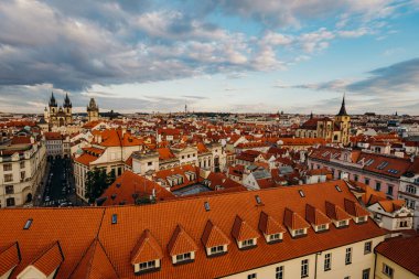 Prag, Çek Cumhuriyeti - 28 Eylül 2015: Leydi Tyn Kilisesi ve Prag Panoraması. Çek Cumhuriyeti 'nin başkenti