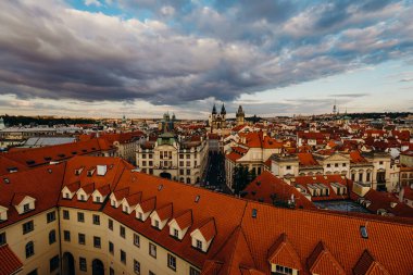 Prag, Çek Cumhuriyeti - 28 Eylül 2015: Leydi Tyn Kilisesi ve Prag Panoraması. Çek Cumhuriyeti 'nin başkenti