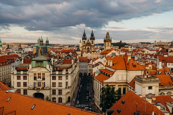 Prag, Çek Cumhuriyeti - 28 Eylül 2015: Leydi Tyn Kilisesi ve Prag Panoraması. Çek Cumhuriyeti 'nin başkenti