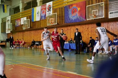 KHARKIV, UKRAINE - 7 Şubat 2021 Ukrayna Ligi basketbol maçı BC Polytechnic vs BC SumDU