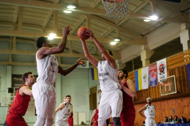 KHARKIV, UKRAINE - 7 Şubat 2021 Ukrayna Ligi basketbol maçı BC Polytechnic vs BC SumDU