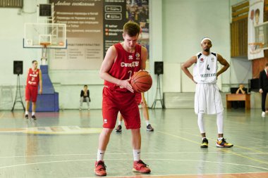 KHARKIV, UKRAINE - 7 Şubat 2021 Ukrayna Ligi basketbol maçı BC Polytechnic vs BC SumDU