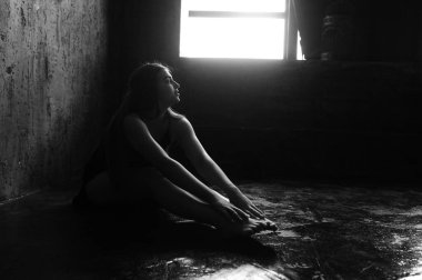 Çatı katında uzun, parlak saçlı, koyu renk elbiseli güzel bir kadın. Bakım ve saç ürünleri