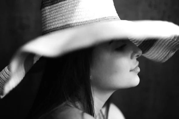 Πλευρικό Μονόχρωμο Πορτρέτο Της Γυναίκας Λευκό Καπέλο — Φωτογραφία Αρχείου