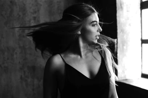 暗い部屋で長い豪華な光沢のある髪を持つ美しい女性 ヘアプロダクト — ストック写真