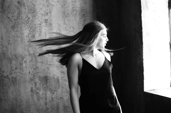 Karanlık Odada Uzun Parlak Saçları Olan Güzel Bir Kadın Bakım — Stok fotoğraf