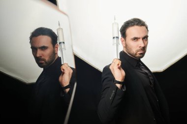 Mutluluk aşısı. Ayna refleksi. Siyah takım elbiseli bilim adamı elinde şırıngayla aşı aşısını karşılıyor. Tıbbi bir kavram.. 