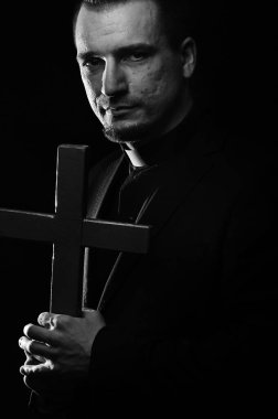 Katolik cüppeli haçlı bir rahip. Din adamı.