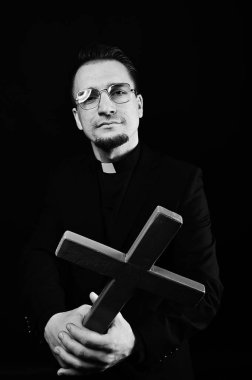 Katolik cüppeli ve haç tutan gözlüklü mutlu bir rahip. Din adamı.