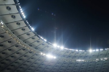 Stadyum gecenin karanlığına ışık tutuyordu. Bokeh etkisi.