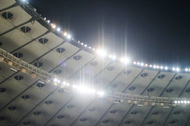 Stadyum gecenin karanlığına ışık tutuyordu. Bokeh etkisi.