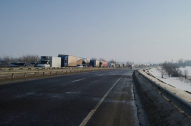 LUBNY, UKRAINE - 25 Şubat 2021: Elektrik, gaz, su ve yerel hizmetlerdeki nüfus için yüksek tarifeler veya tarifeler nedeniyle E40 üzerinde karayolu grevi yapıldı