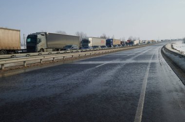 LUBNY, UKRAINE - 25 Şubat 2021: Elektrik, gaz, su ve yerel hizmetlerdeki nüfus için yüksek tarifeler veya tarifeler nedeniyle E40 üzerinde karayolu grevi yapıldı