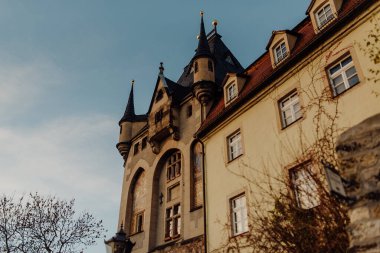 MEISSEN, ALMANY - 14 YIL 2017: Almanya 'nın Elbe Nehri üzerindeki Meissen şehrindeki Albrechtsburg kalesi ve katedrali