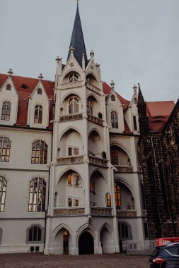 MEISSEN, ALMANY - 14 YIL 2017: Almanya 'nın Elbe Nehri üzerindeki Meissen şehrindeki Albrechtsburg kalesi ve katedrali